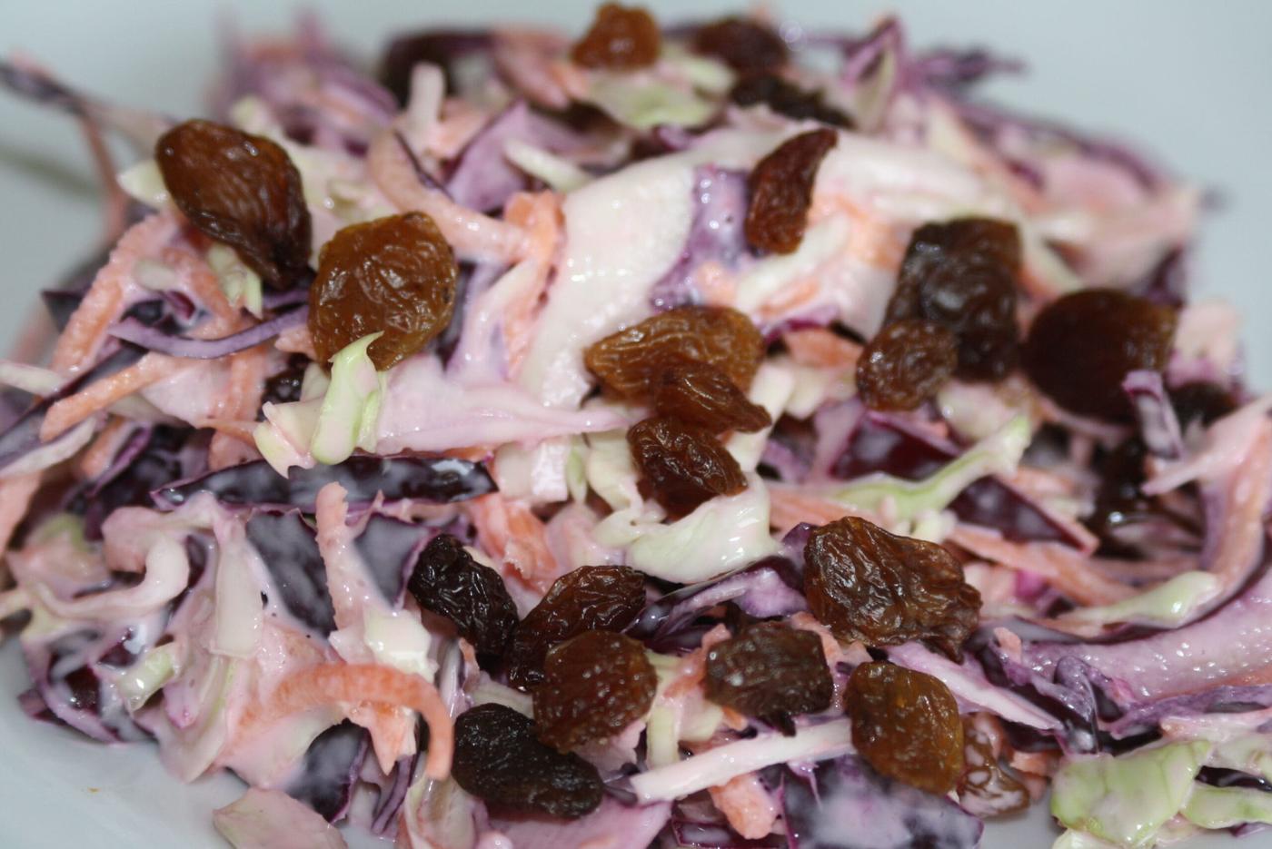 Red cabbage coleslaw with raisins