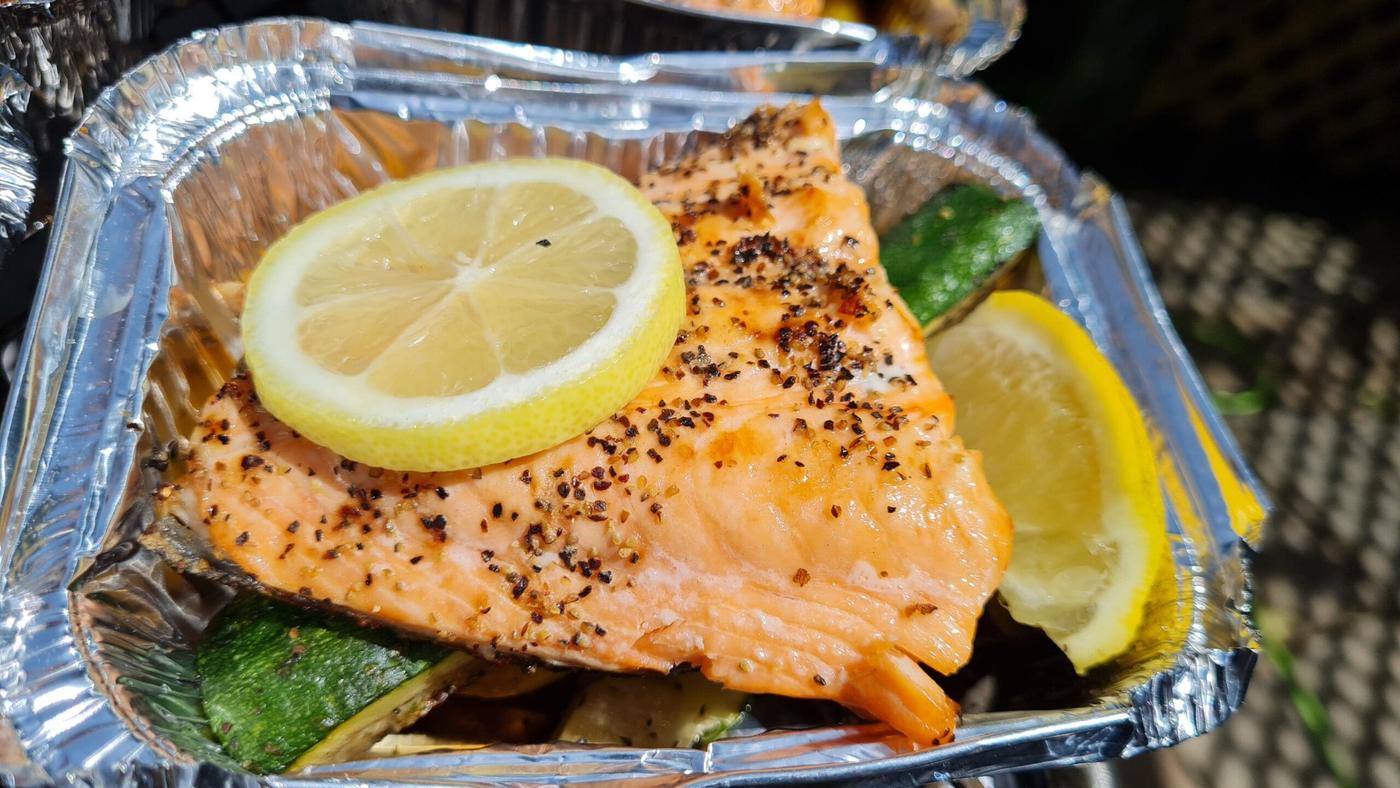 Grilled salmon fillet with lemon and black pepper