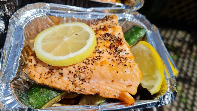 Grilled salmon with lemon